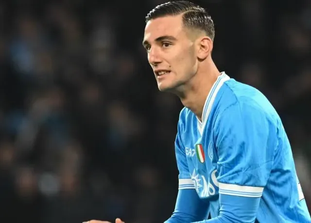 Nottingham chiêu mộ thành công Lorenzo Lucca từ Napoli